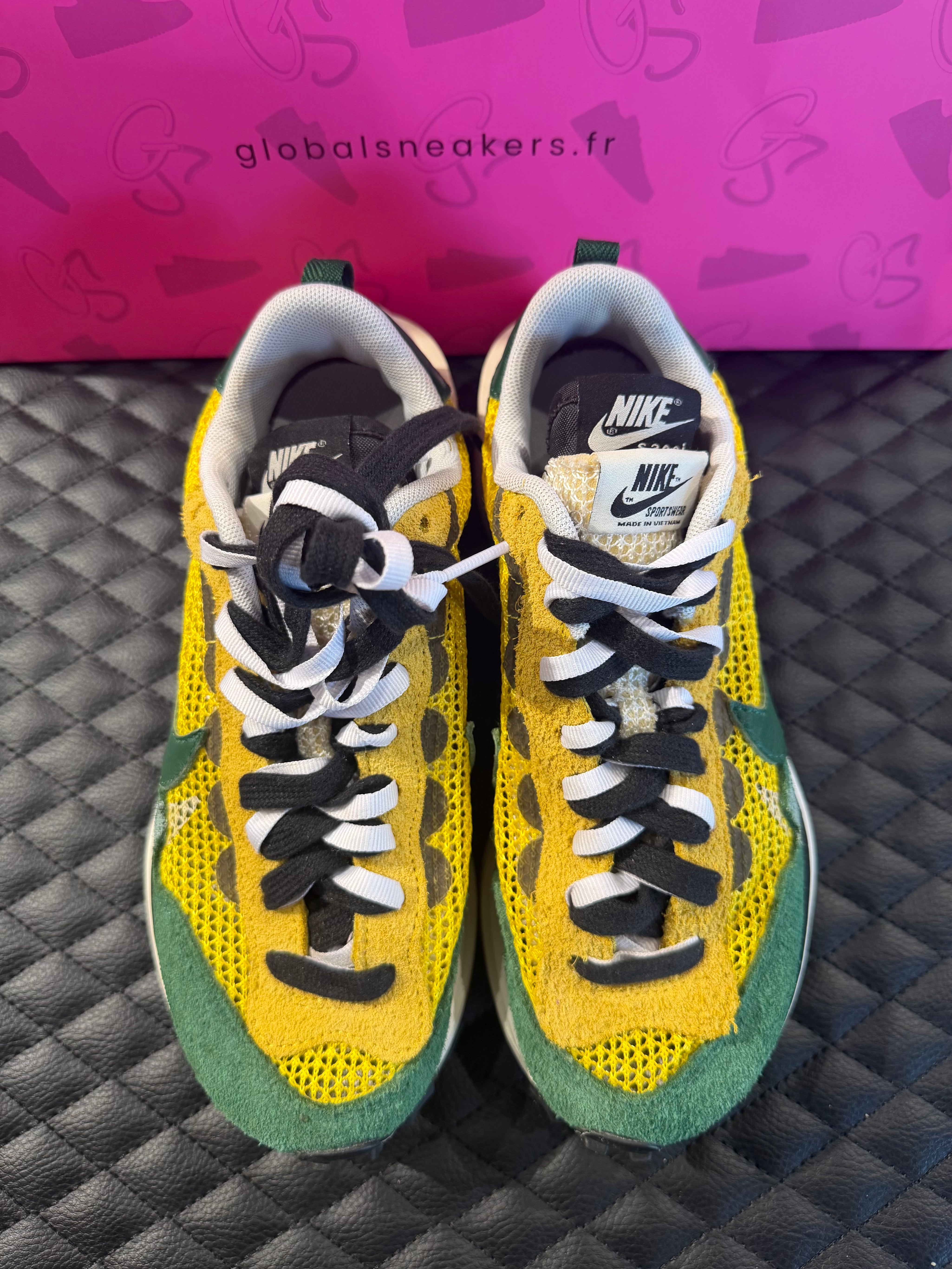 Sneaker Nike Vaporwaffle Sacai jaune et vert en mesh et suède avec double Swoosh et semelle épaisse design hybride iconique