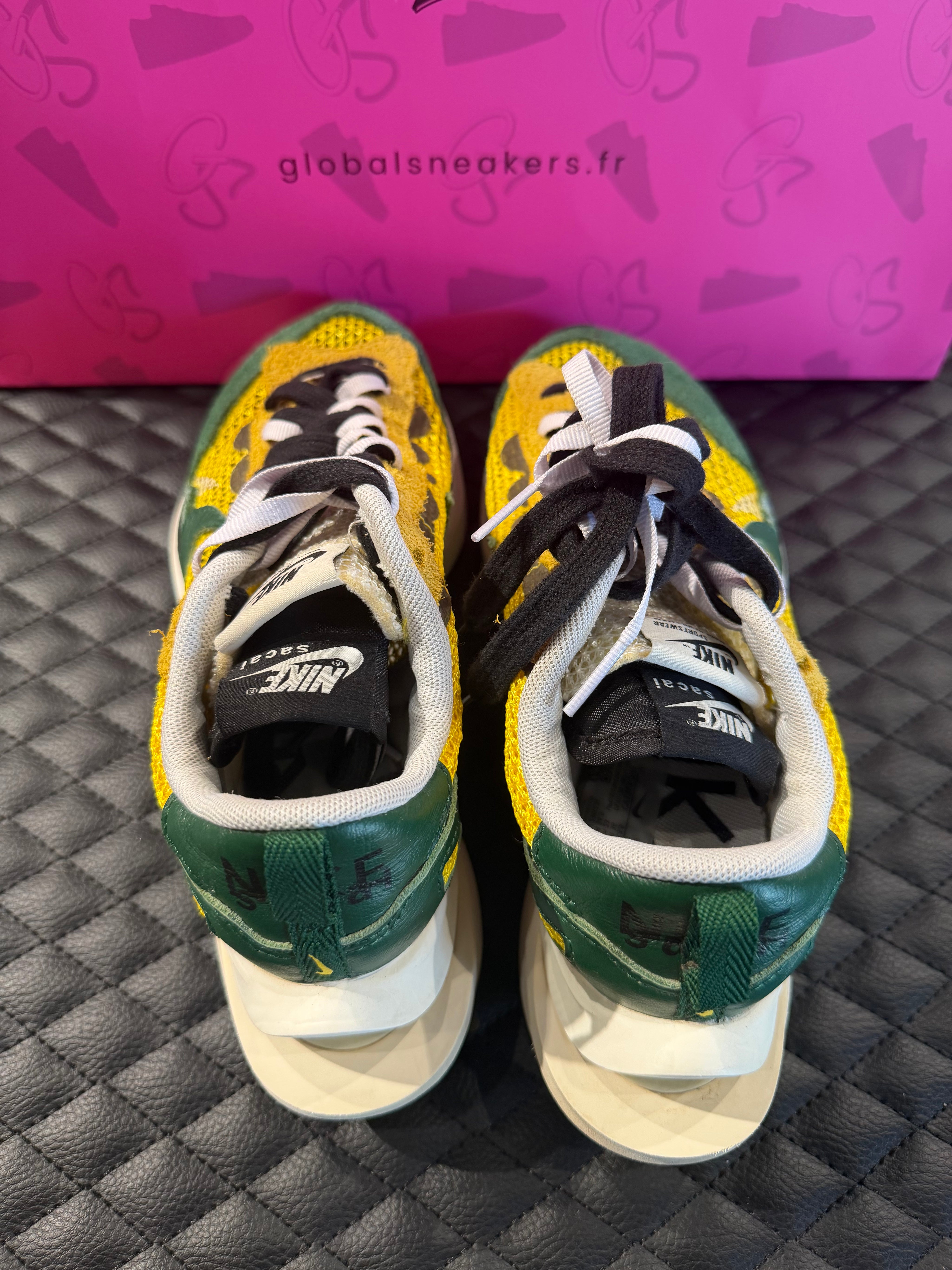 Sneaker Nike Vaporwaffle Sacai jaune et vert en mesh et suède avec double Swoosh et semelle épaisse design hybride iconique