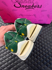 Sneaker Nike Vaporwaffle Sacai jaune et vert en mesh et suède avec double Swoosh et semelle épaisse design hybride iconique