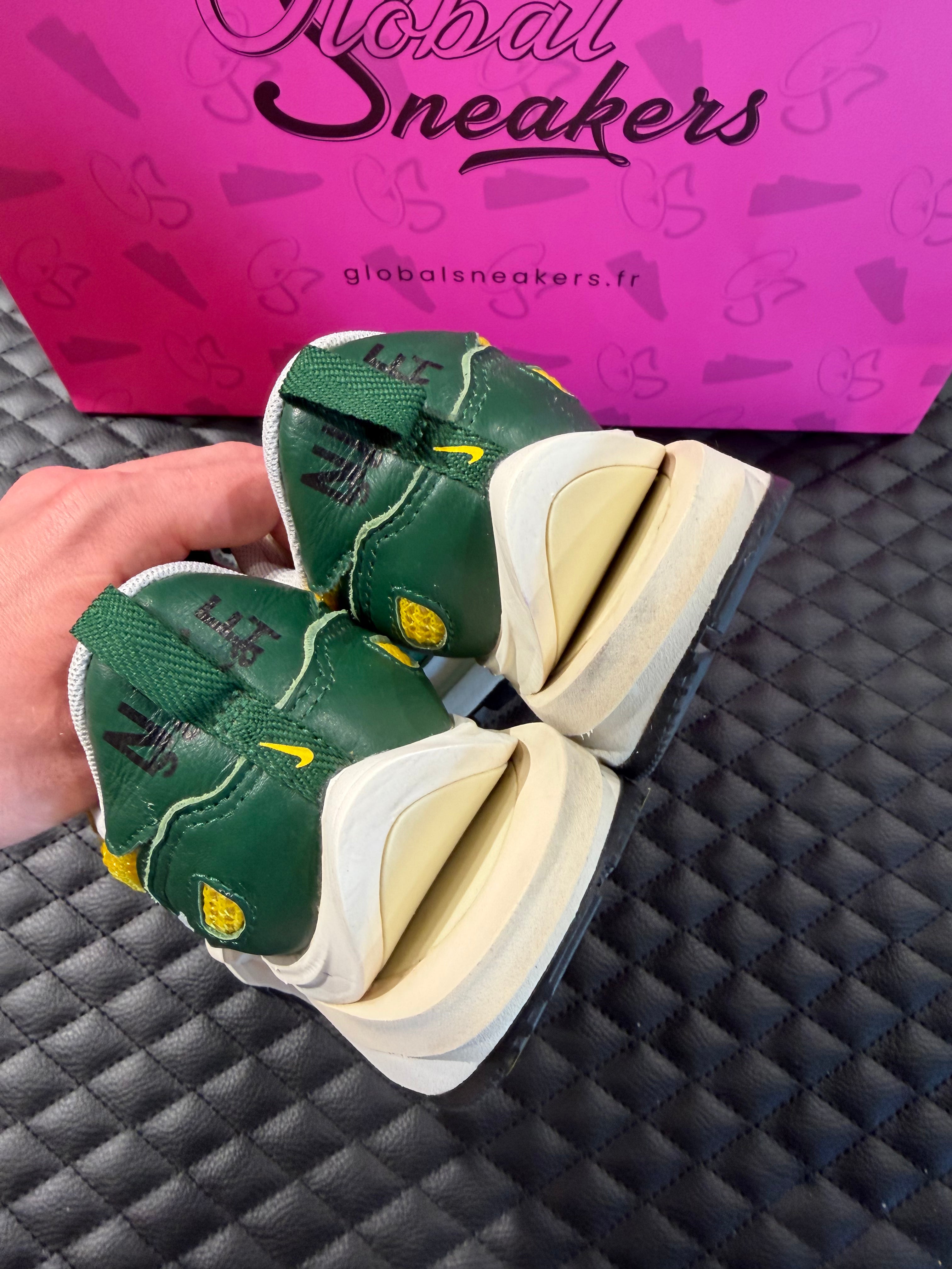 Sneaker Nike Vaporwaffle Sacai jaune et vert en mesh et suède avec double Swoosh et semelle épaisse design hybride iconique