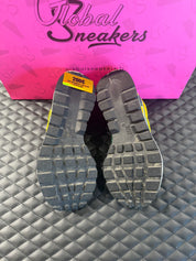 Sneaker Nike Vaporwaffle Sacai jaune et vert en mesh et suède avec double Swoosh et semelle épaisse design hybride iconique