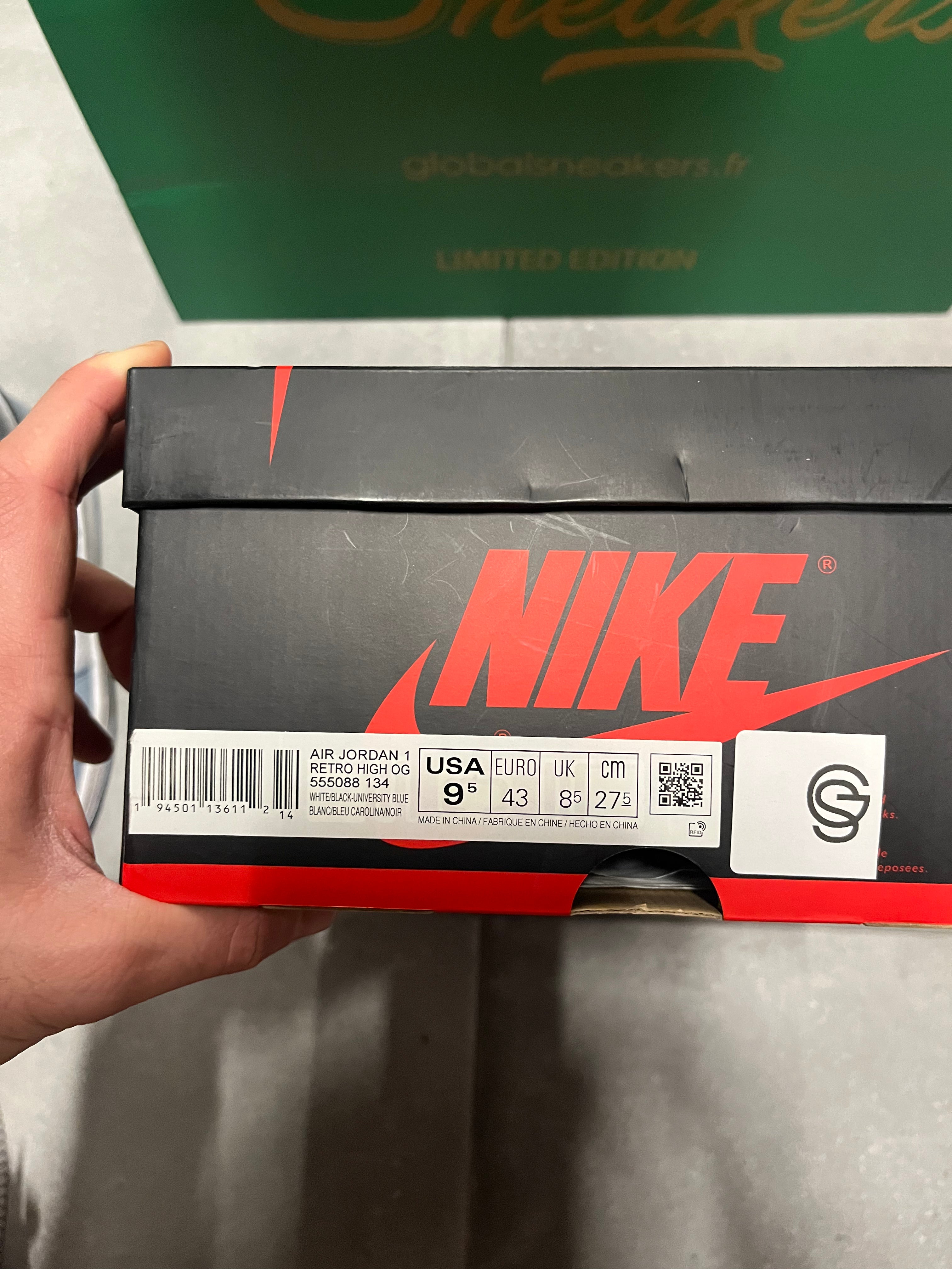 Jordan 1 Retro High OG University Blue d’occasion en état 8,5/10, cuir blanc, suede bleu ciel, silhouette haute classique, sneaker avec boîte.