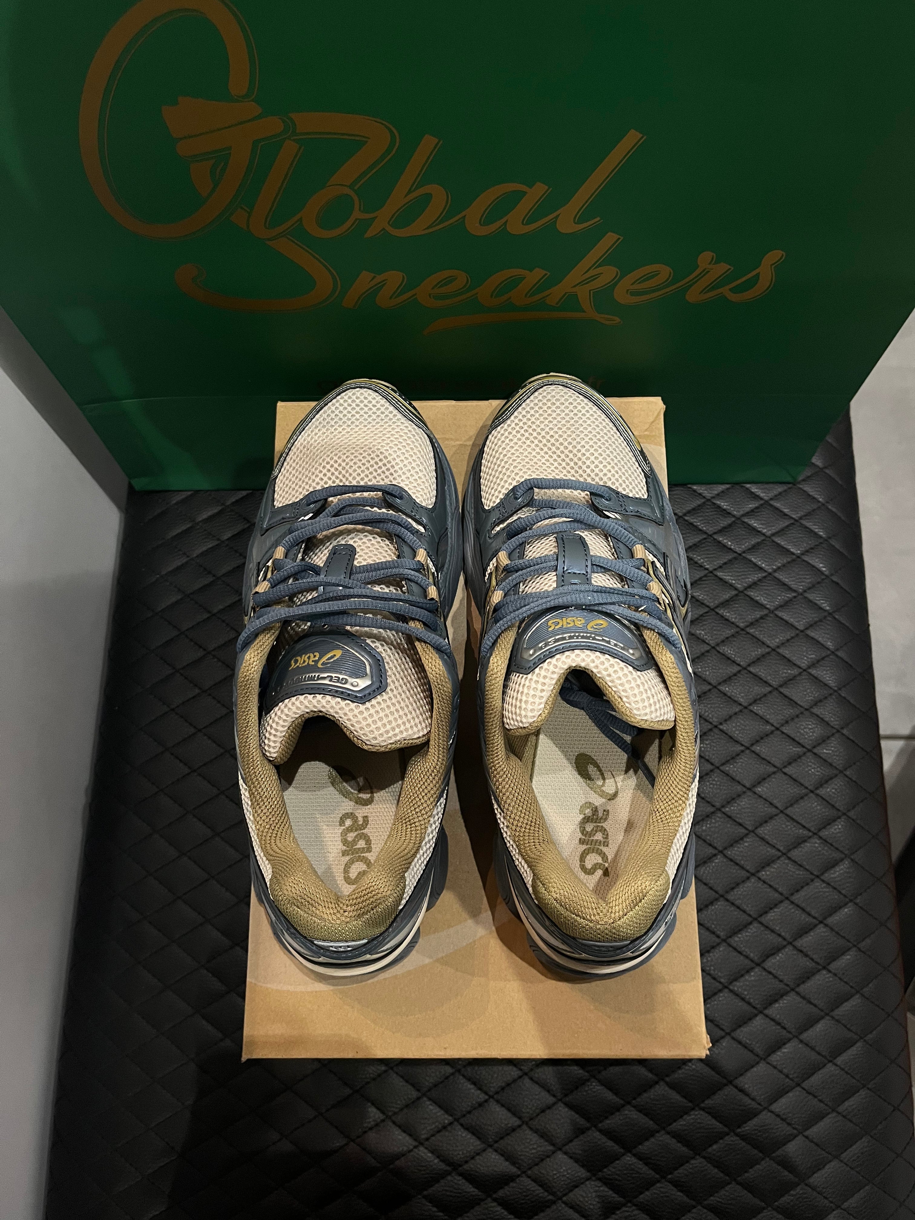 ASICS Gel-Nimbus 9 d’occasion en état 8,5/10, mesh beige et empiècements gris Ironclad, technologie GEL, sneaker avec boîte.
