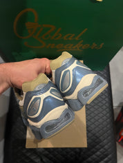 ASICS Gel-Nimbus 9 d’occasion en état 8,5/10, mesh beige et empiècements gris Ironclad, technologie GEL, sneaker avec boîte.
