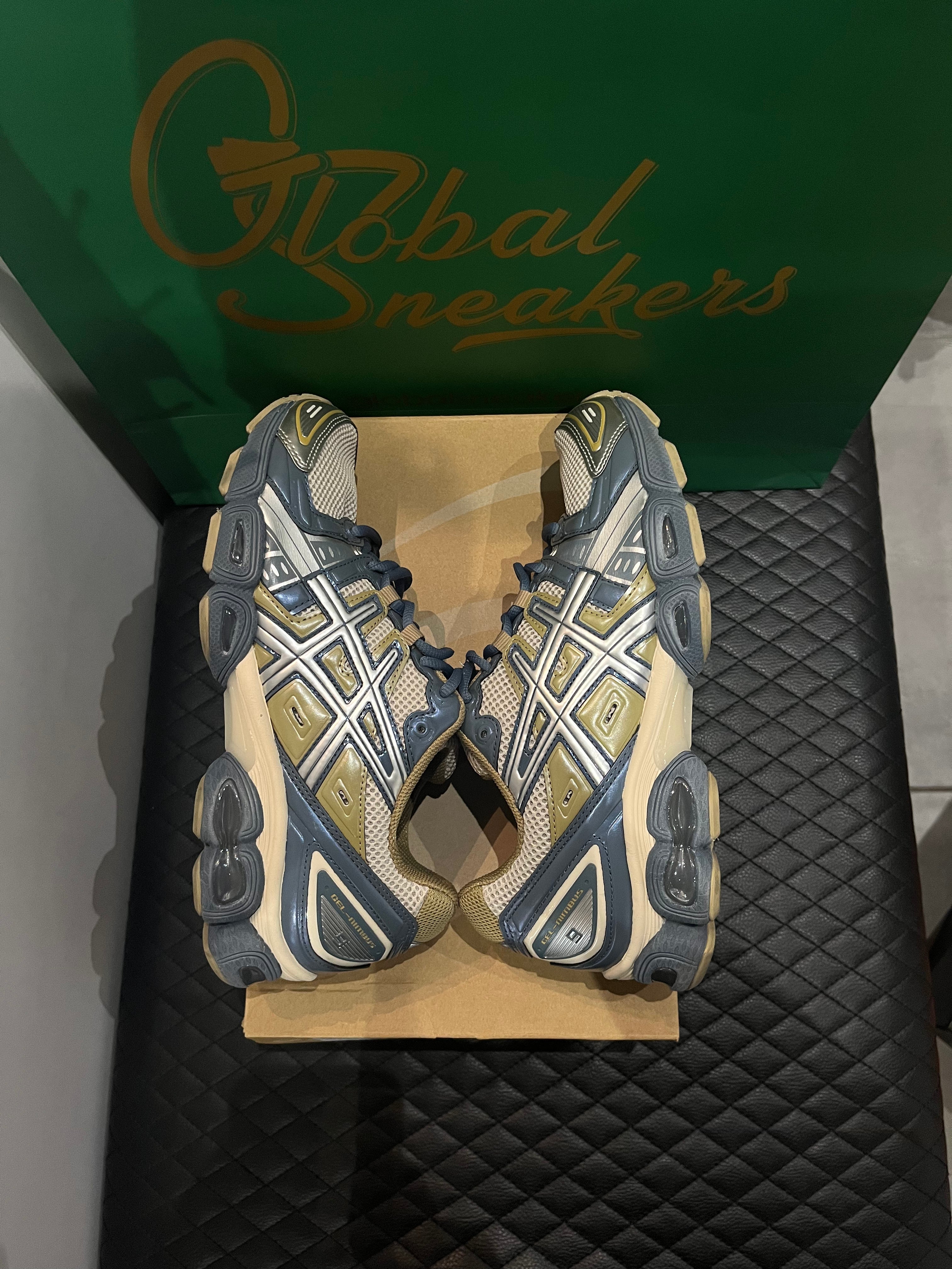 ASICS Gel-Nimbus 9 d’occasion en état 8,5/10, mesh beige et empiècements gris Ironclad, technologie GEL, sneaker avec boîte.
