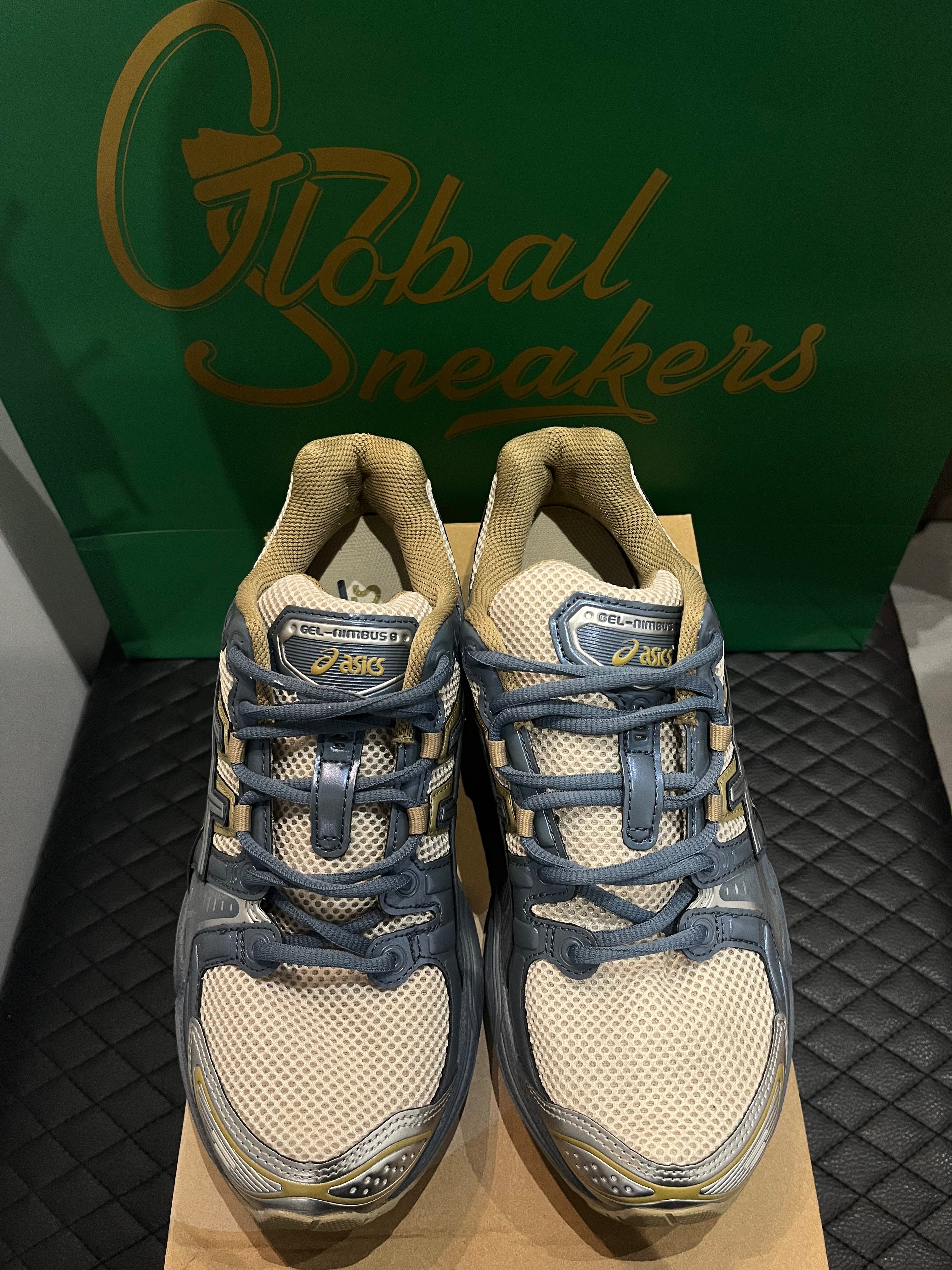 ASICS Gel-Nimbus 9 d’occasion en état 8,5/10, mesh beige et empiècements gris Ironclad, technologie GEL, sneaker avec boîte.
