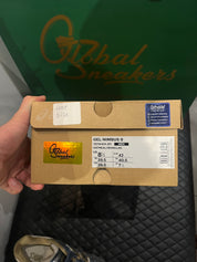 ASICS Gel-Nimbus 9 d’occasion en état 8,5/10, mesh beige et empiècements gris Ironclad, technologie GEL, sneaker avec boîte.
