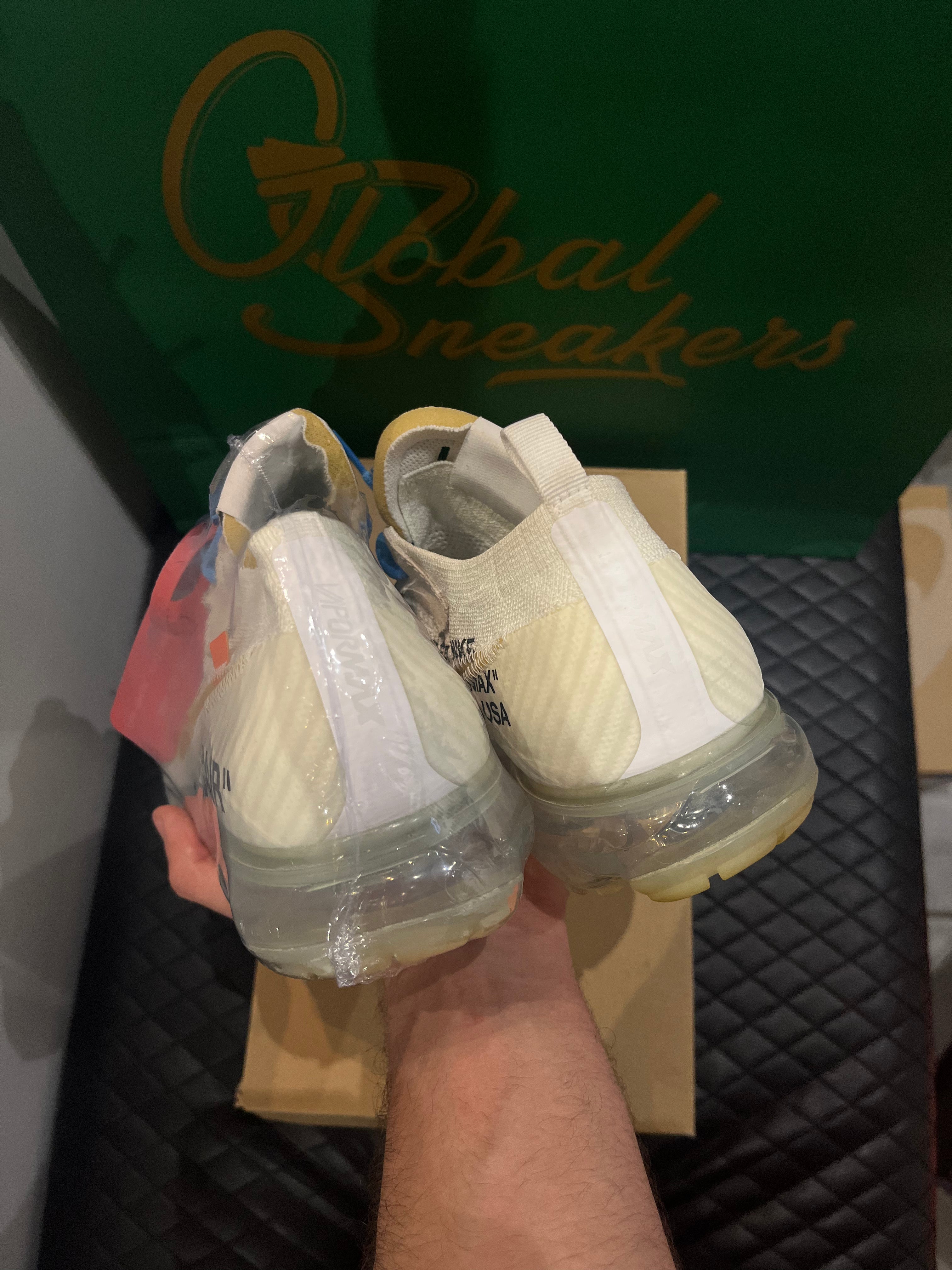 Nike Air VaporMax Off-White 2018 d’occasion en état 8,5/10, mesh noir, détails déconstructifs, semelle transparente, sneaker avec boîte.