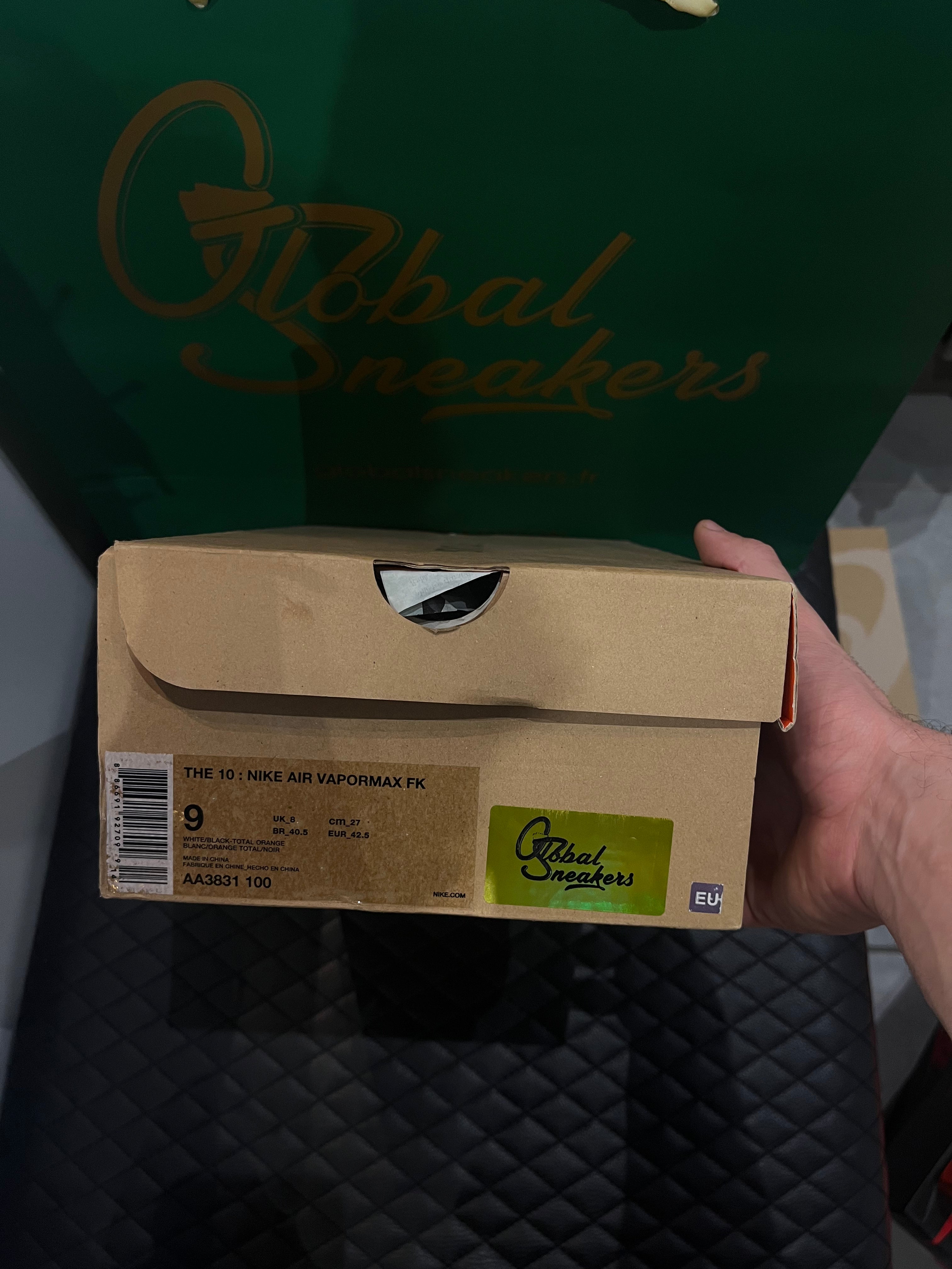 Nike Air VaporMax Off-White 2018 d’occasion en état 8,5/10, mesh noir, détails déconstructifs, semelle transparente, sneaker avec boîte.