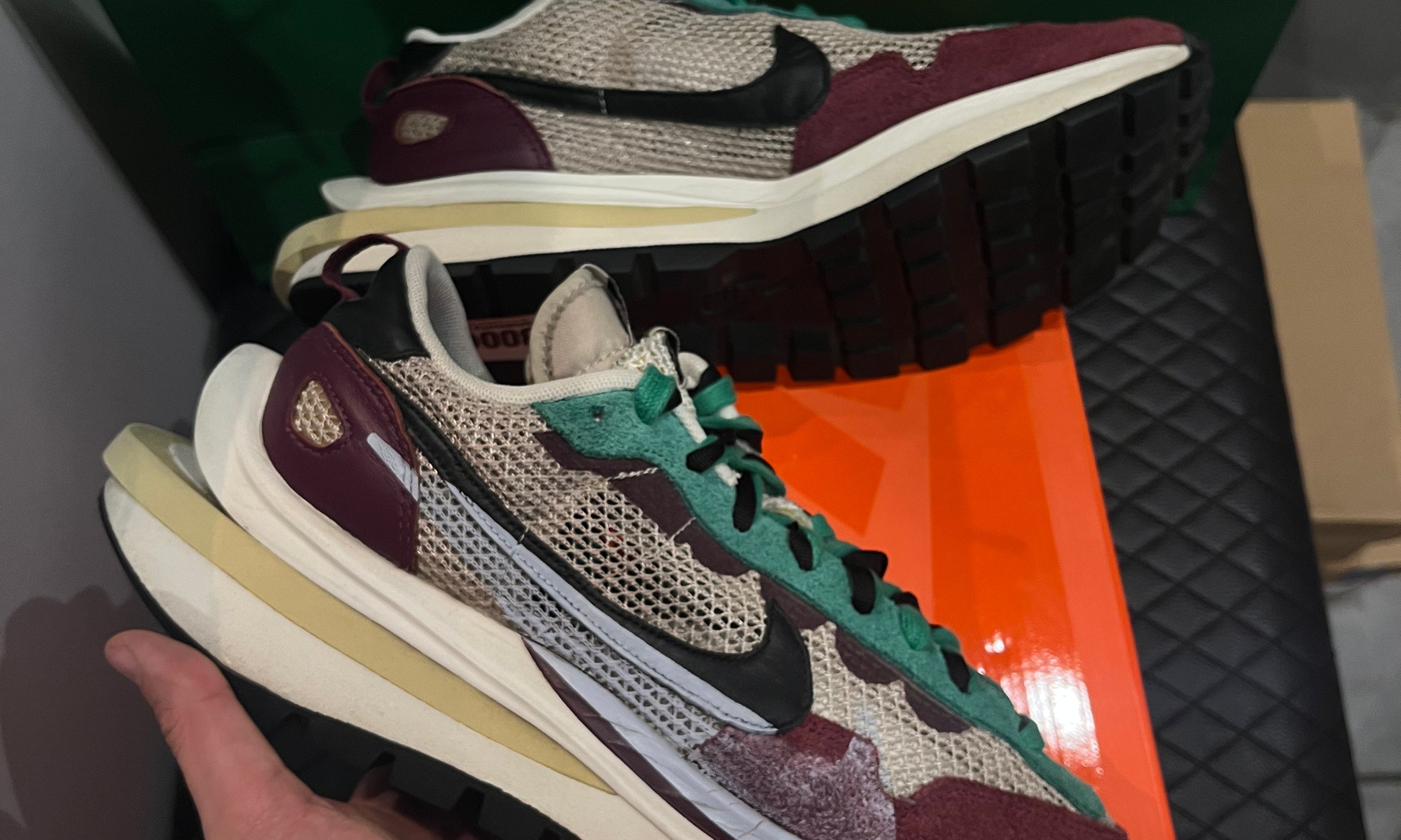 10, mesh, suede et cuir, coloris rouge et vert, sneaker avec boîte.
