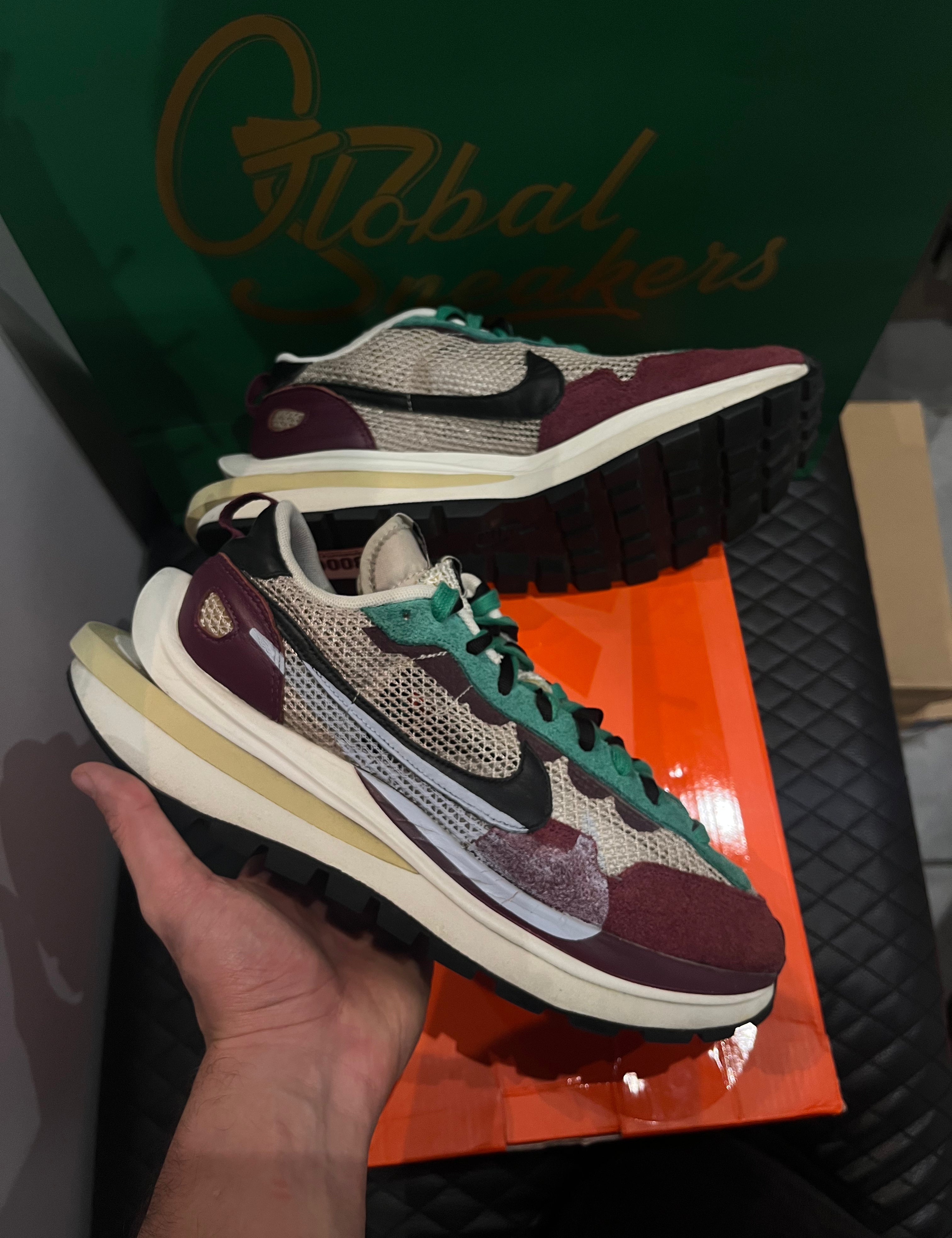 10, mesh, suede et cuir, coloris rouge et vert, sneaker avec boîte.
