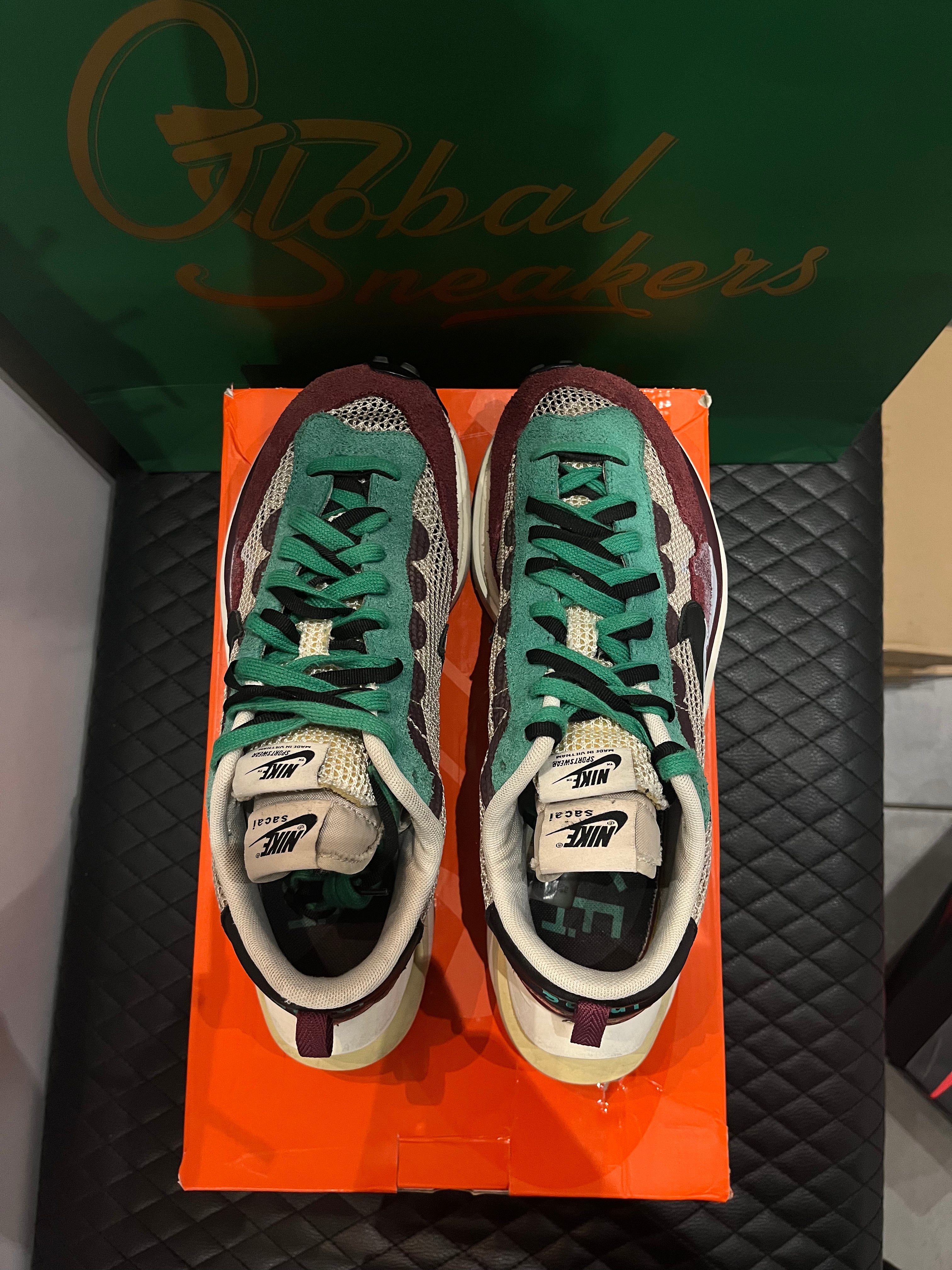 Nike Vaporwaffle Sacai Villain Red Neptune Green d’occasion en état 8,5/10, mesh, suede et cuir, coloris rouge et vert, sneaker avec boîte.
