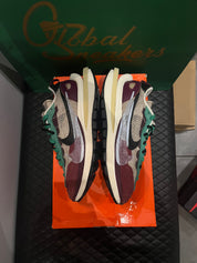 Nike Vaporwaffle Sacai Villain Red Neptune Green d’occasion en état 8,5/10, mesh, suede et cuir, coloris rouge et vert, sneaker avec boîte.
