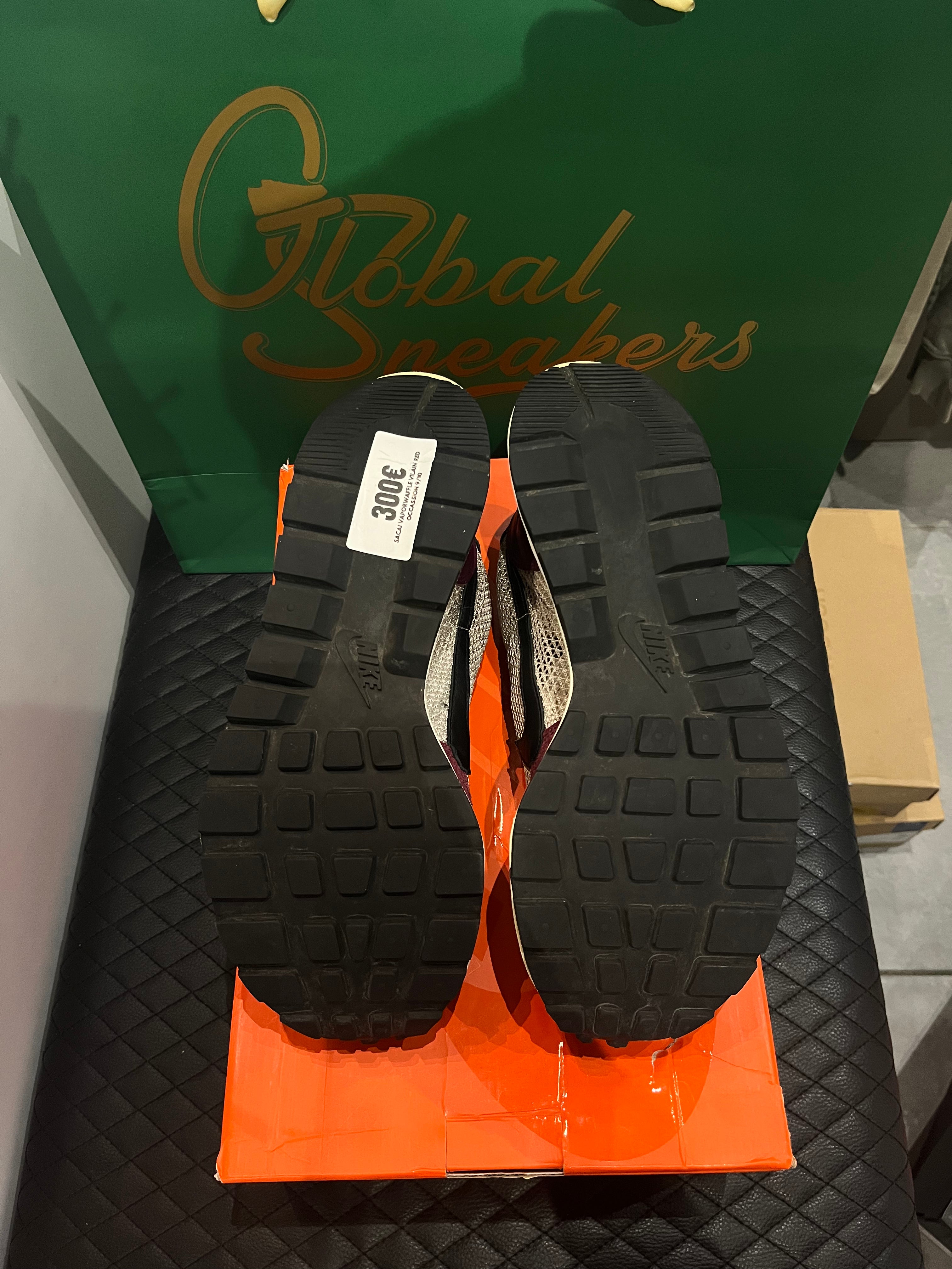 Nike Vaporwaffle Sacai Villain Red Neptune Green d’occasion en état 8,5/10, mesh, suede et cuir, coloris rouge et vert, sneaker avec boîte.
