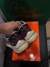 Nike Vaporwaffle Sacai Villain Red Neptune Green d’occasion en état 8,5/10, mesh, suede et cuir, coloris rouge et vert, sneaker avec boîte.
