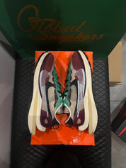 Nike Vaporwaffle Sacai Villain Red Neptune Green d’occasion en état 8,5/10, mesh, suede et cuir, coloris rouge et vert, sneaker avec boîte.
