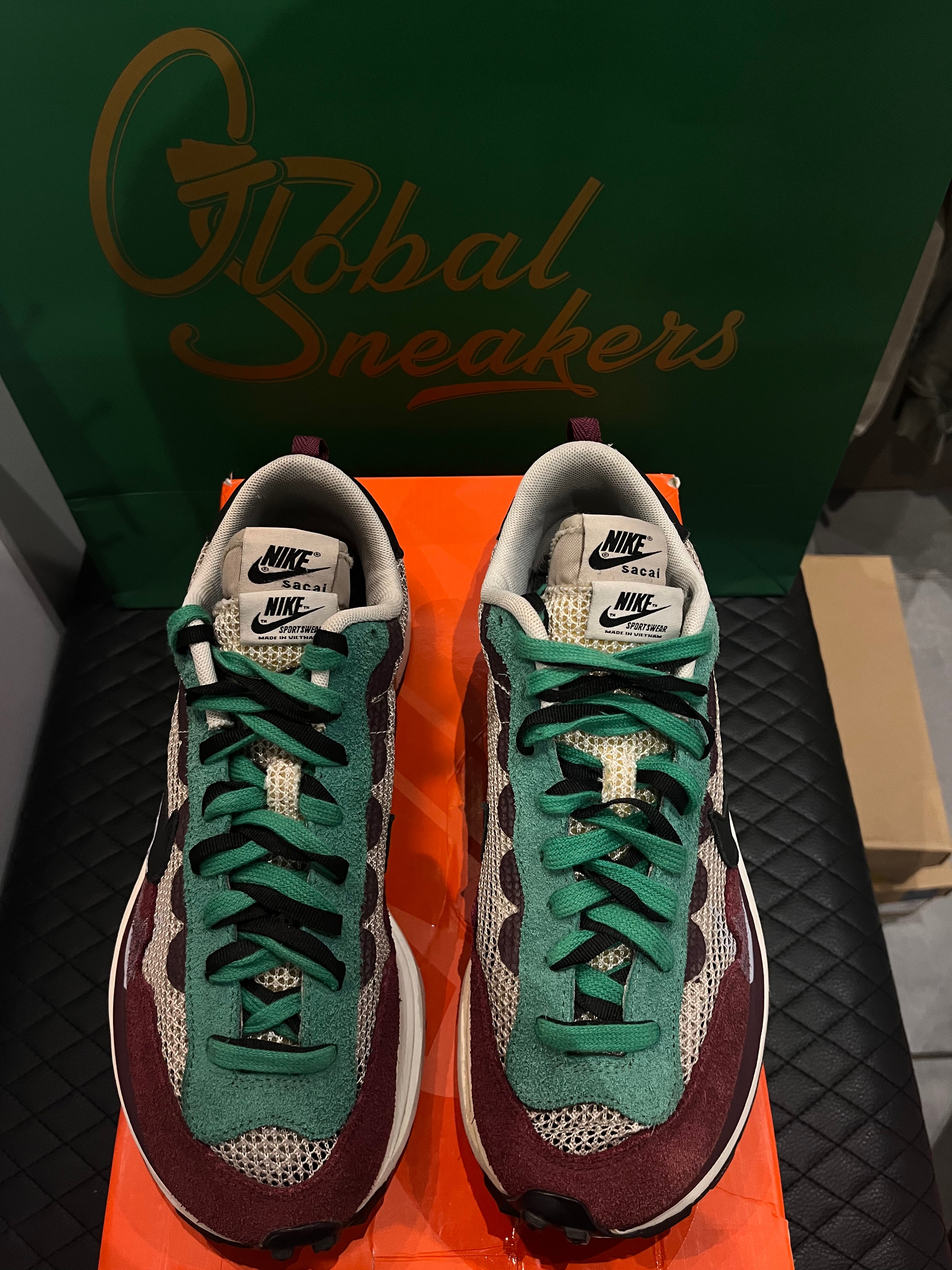 Nike Vaporwaffle Sacai Villain Red Neptune Green d’occasion en état 8,5/10, mesh, suede et cuir, coloris rouge et vert, sneaker avec boîte.
