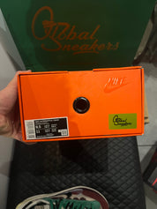 Nike Vaporwaffle Sacai Villain Red Neptune Green d’occasion en état 8,5/10, mesh, suede et cuir, coloris rouge et vert, sneaker avec boîte.
