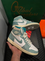 Jordan 1 Retro High Turbo Green d’occasion en état 8,5/10, suede vert turquoise et cuir blanc, silhouette haute classique, sneaker avec boîte.