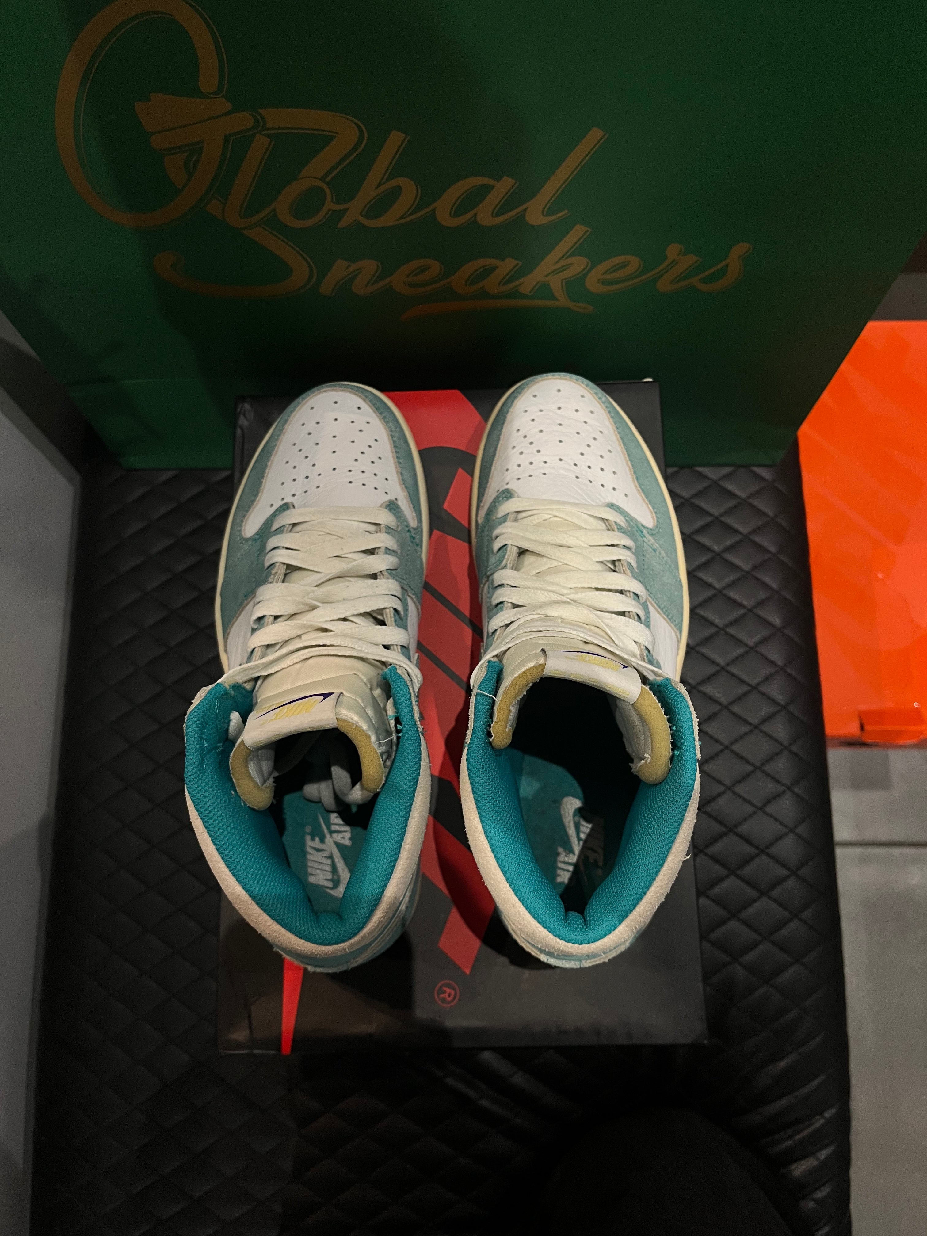 Jordan 1 Retro High Turbo Green d’occasion en état 8,5/10, suede vert turquoise et cuir blanc, silhouette haute classique, sneaker avec boîte.