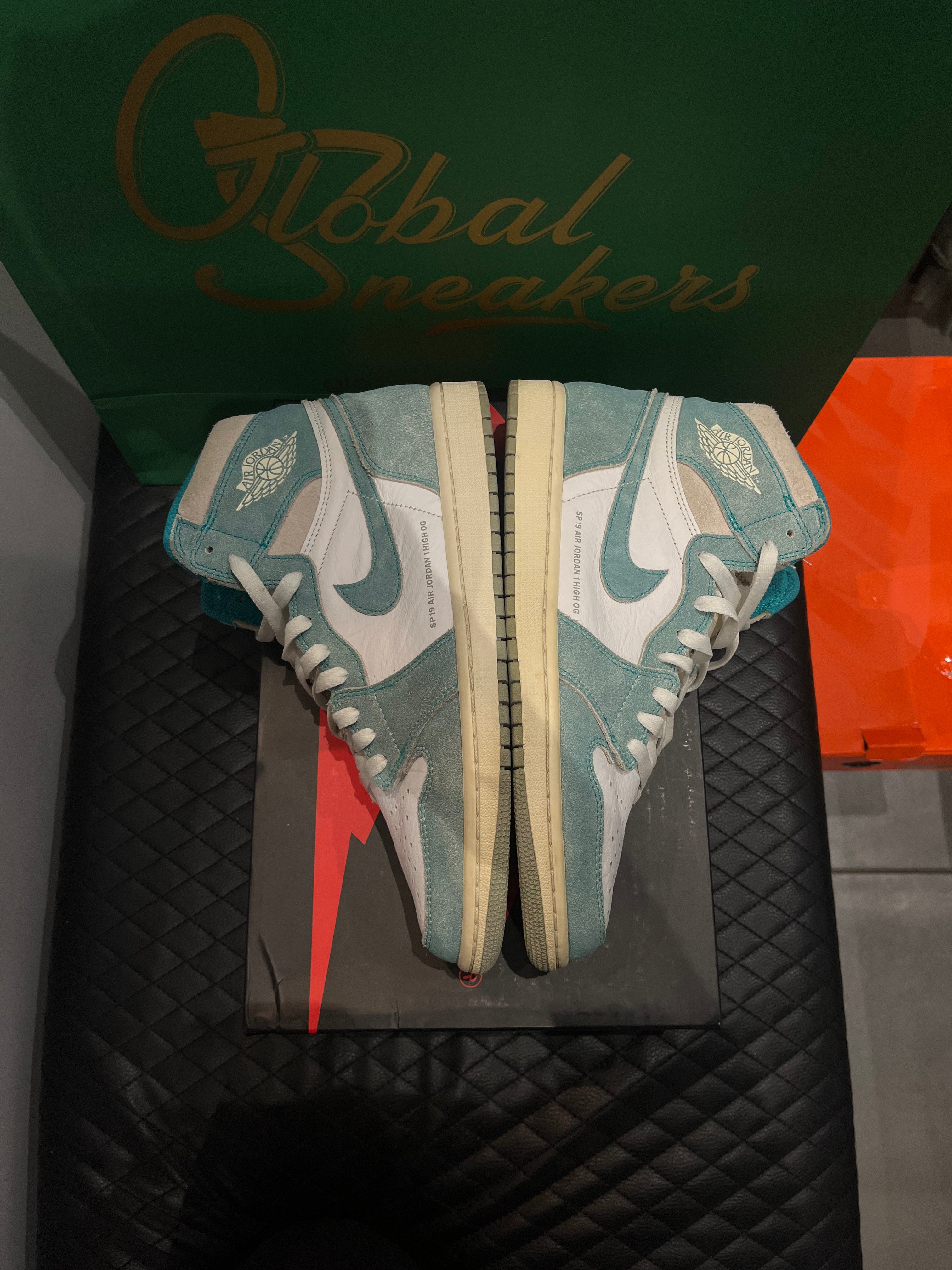 Jordan 1 Retro High Turbo Green d’occasion en état 8,5/10, suede vert turquoise et cuir blanc, silhouette haute classique, sneaker avec boîte.