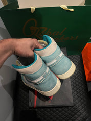 Jordan 1 Retro High Turbo Green d’occasion en état 8,5/10, suede vert turquoise et cuir blanc, silhouette haute classique, sneaker avec boîte.