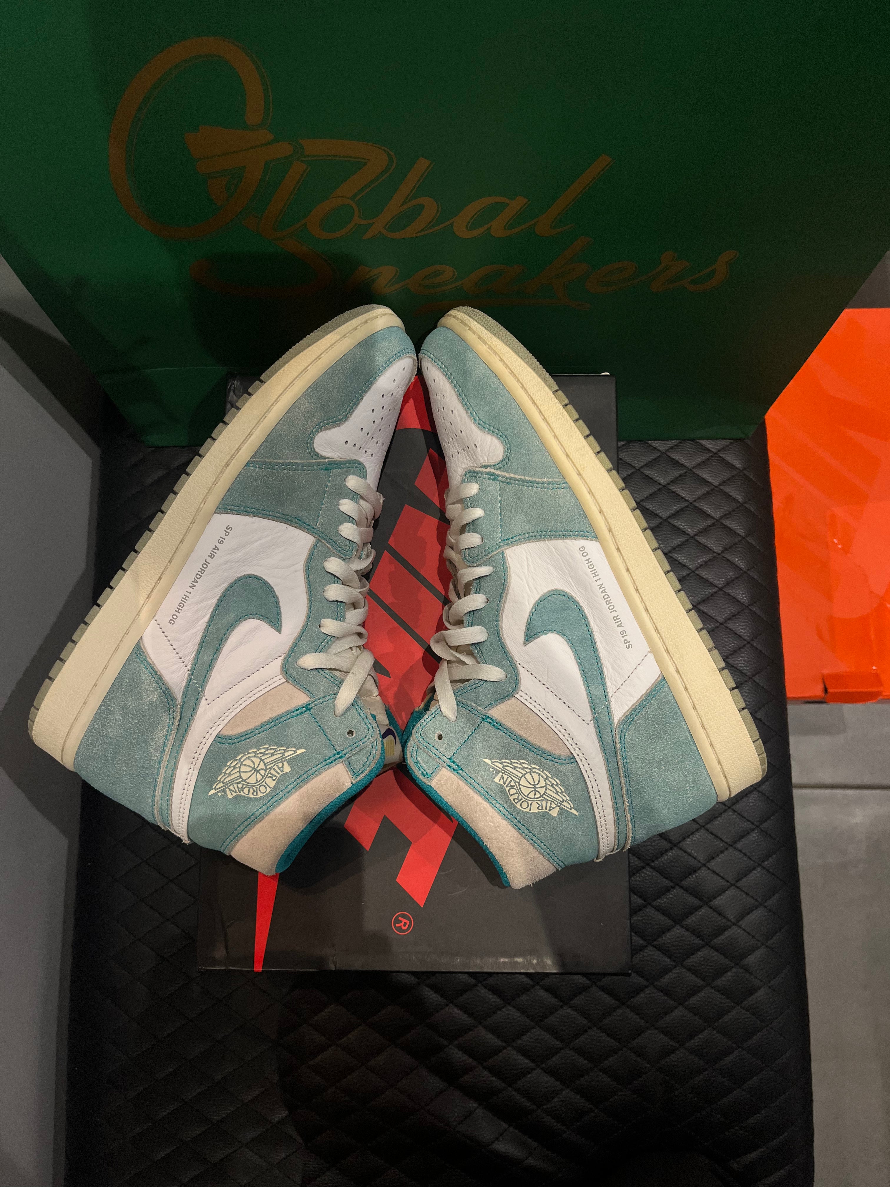 Jordan 1 Retro High Turbo Green d’occasion en état 8,5/10, suede vert turquoise et cuir blanc, silhouette haute classique, sneaker avec boîte.