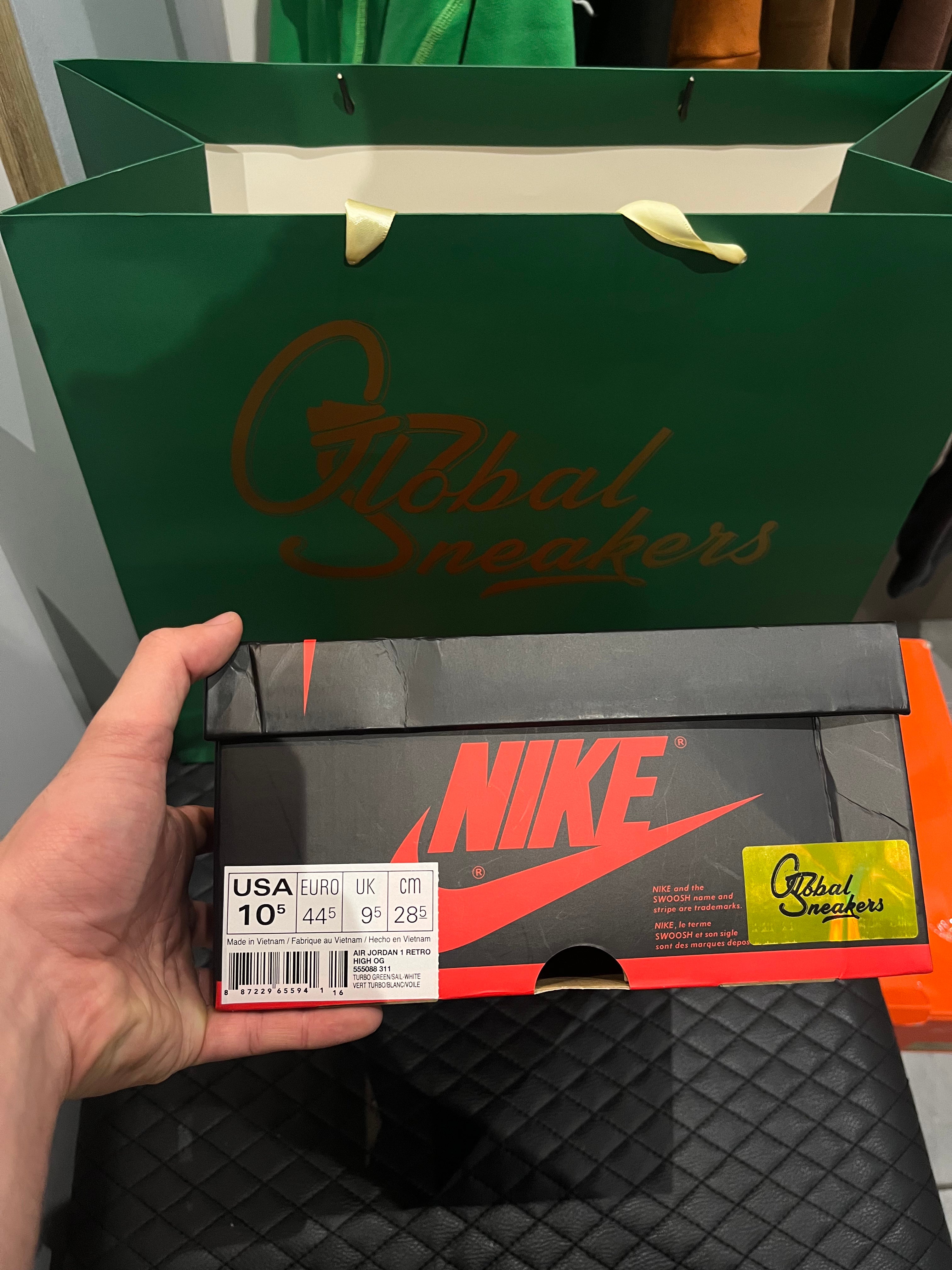 Jordan 1 Retro High Turbo Green d’occasion en état 8,5/10, suede vert turquoise et cuir blanc, silhouette haute classique, sneaker avec boîte.