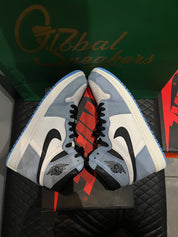 Jordan 1 Retro High OG University Blue d’occasion en état 8,5/10, cuir blanc, suede bleu ciel, silhouette haute classique, sneaker avec boîte.
