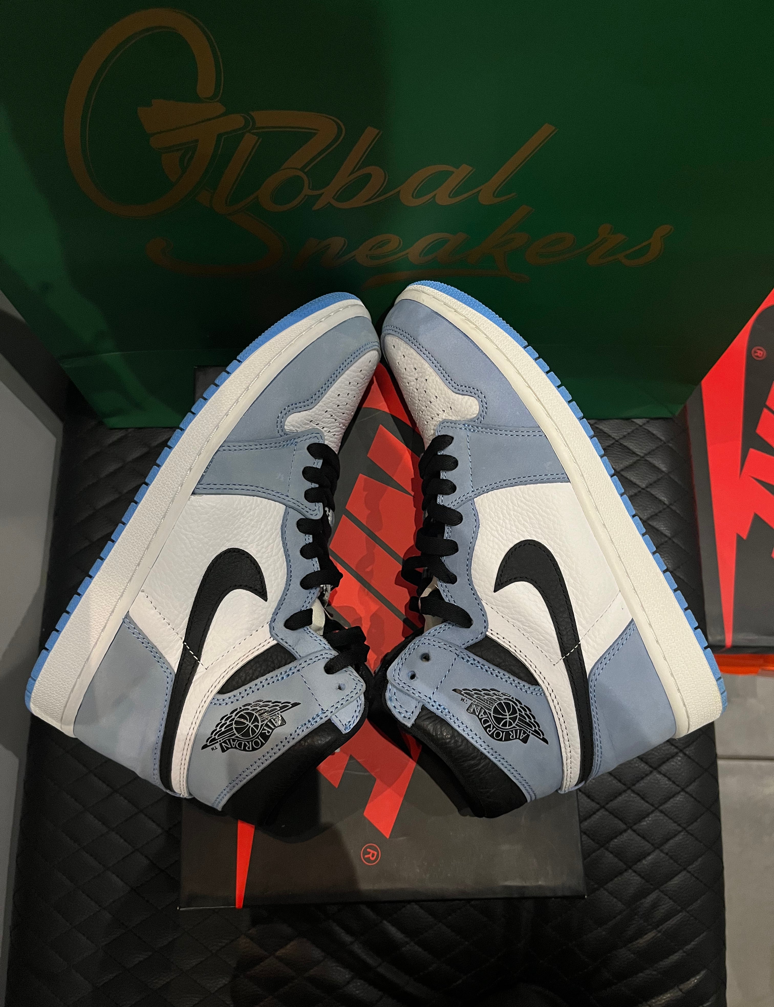 10, cuir blanc, suede bleu ciel, silhouette haute classique, sneaker avec boîte.
