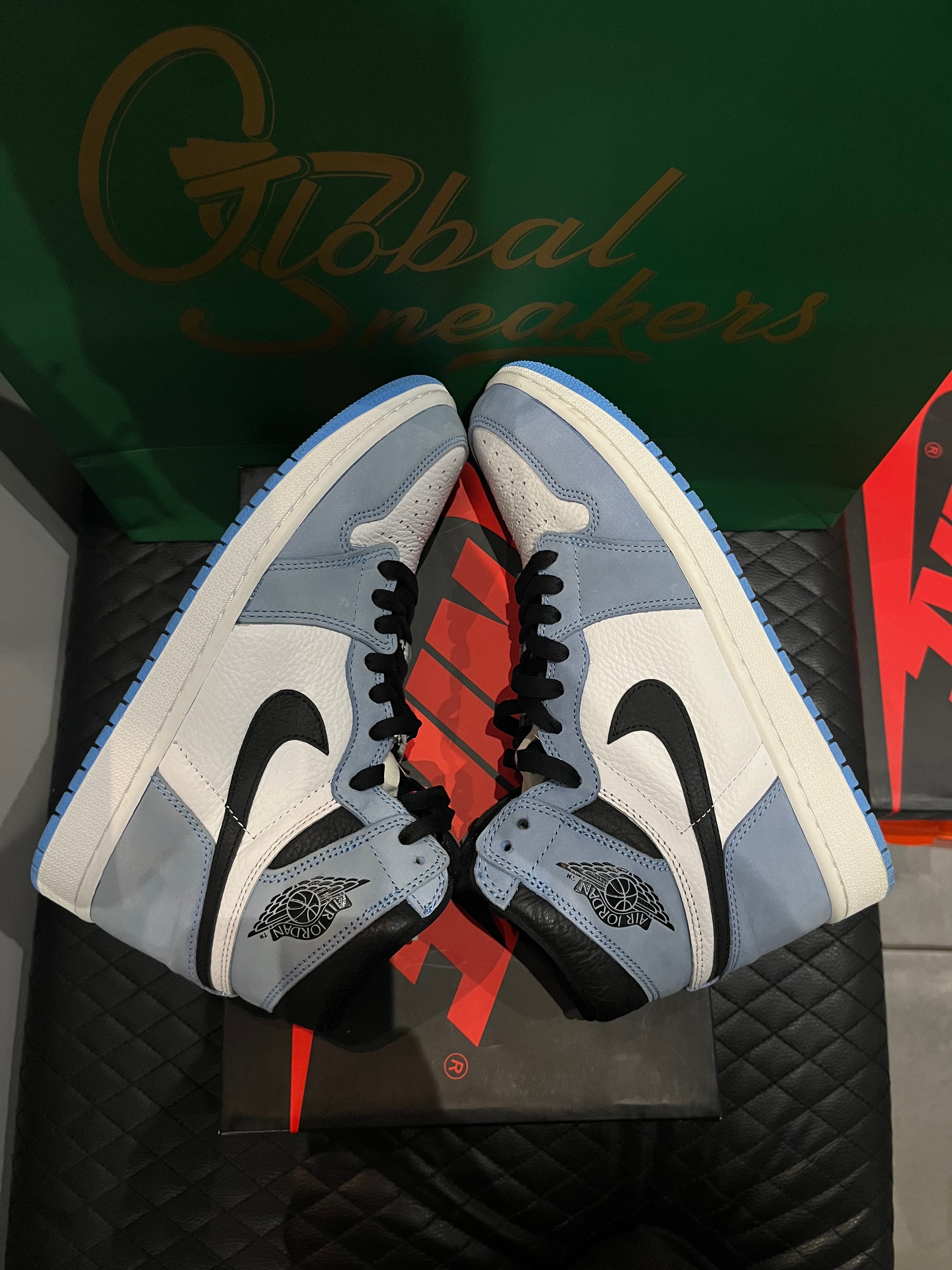 Jordan 1 Retro High OG University Blue d’occasion en état 8,5/10, cuir blanc, suede bleu ciel, silhouette haute classique, sneaker avec boîte.
