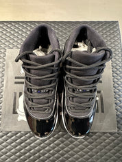 Jordan 11 Retro Space Jam 2016 d’occasion, cuir verni noir, mesh balistique, semelle translucide, sneaker en bon état général. 