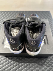Jordan 11 Retro Space Jam 2016 d’occasion, cuir verni noir, mesh balistique, semelle translucide, sneaker en bon état général. 