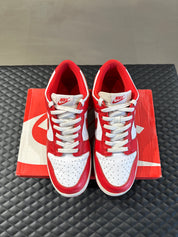 Nike Dunk Low SP St. John’s d’occasion, cuir rouge et blanc, silhouette basse classique, sneaker en bon état général.