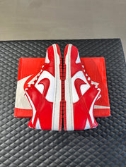 Nike Dunk Low SP St. John’s d’occasion, cuir rouge et blanc, silhouette basse classique, sneaker en bon état général.