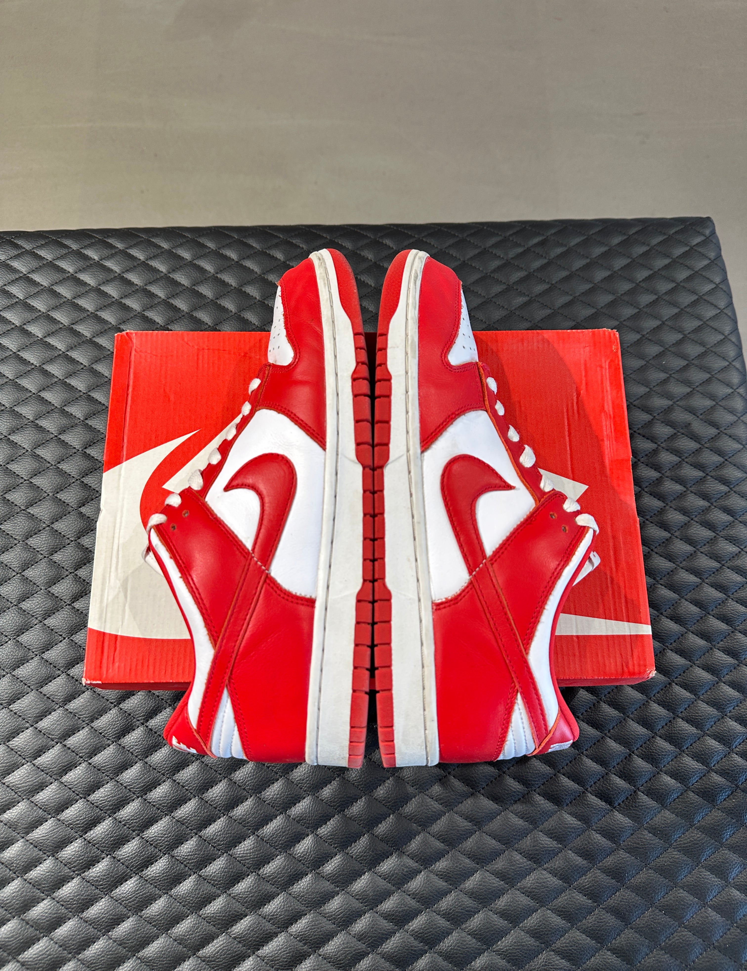 Nike Dunk Low SP St. John’s d’occasion, cuir rouge et blanc, silhouette basse classique, sneaker en bon état général.