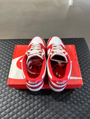 Nike Dunk Low SP St. John’s d’occasion, cuir rouge et blanc, silhouette basse classique, sneaker en bon état général.