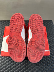 Nike Dunk Low SP St. John’s d’occasion, cuir rouge et blanc, silhouette basse classique, sneaker en bon état général.