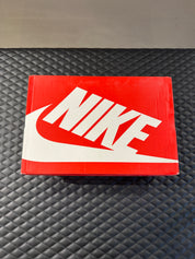 Nike Dunk Low SP St. John’s d’occasion, cuir rouge et blanc, silhouette basse classique, sneaker en bon état général.