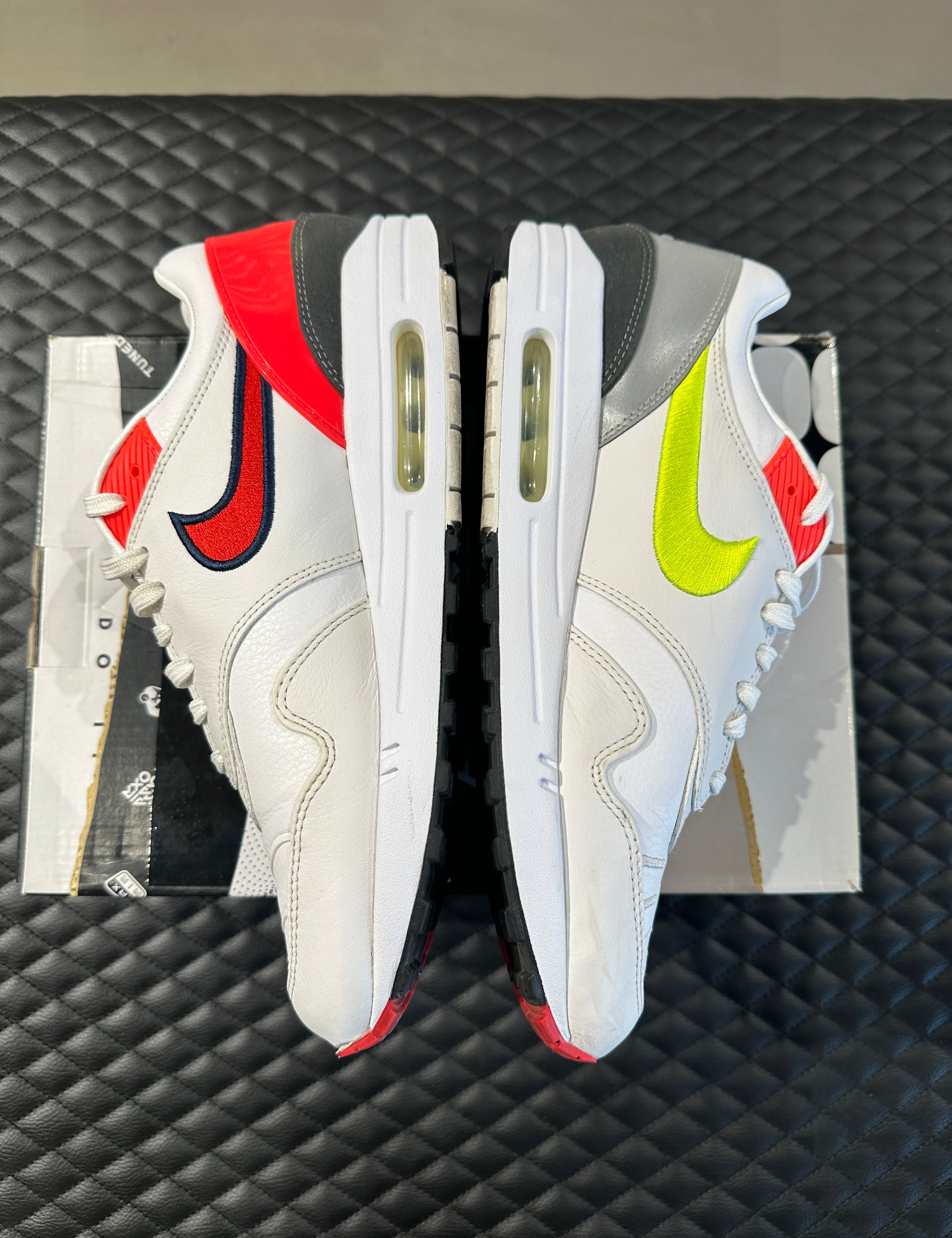 Nike Air Max 1 Evolution of Icons d’occasion, mélange de cuir, suede et mesh, coloris multiples inspirés des Air Max historiques, sneaker en bon état général.