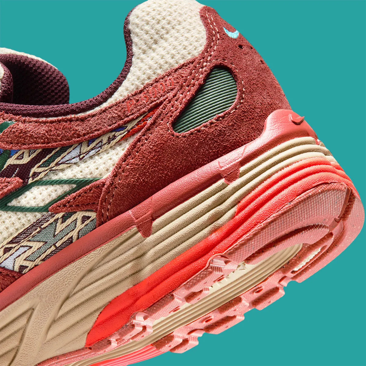 Sneaker Nike P-6000 N7 en mesh technique avec détails inspirés des cultures autochtones, amorti confortable et silhouette rétro-running des années 2000 vue de profil
