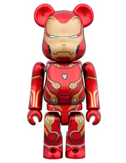 Image du set Bearbrick x Marvel Iron Man Mark 50 comprenant une figurine 100% et une figurine 400% aux couleurs rouge et or, inspirées de l’armure Iron Man Mark 50.