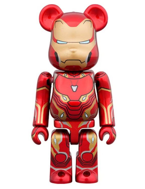 Image du set Bearbrick x Marvel Iron Man Mark 50 comprenant une figurine 100% et une figurine 400% aux couleurs rouge et or, inspirées de l’armure Iron Man Mark 50.
