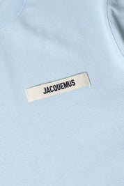 Tee-shirt JACQUEMUS Gros Grain bleu clair en coton premium, avec col rond côtelé, détail Gros Grain signature et coupe régulière au style minimaliste.