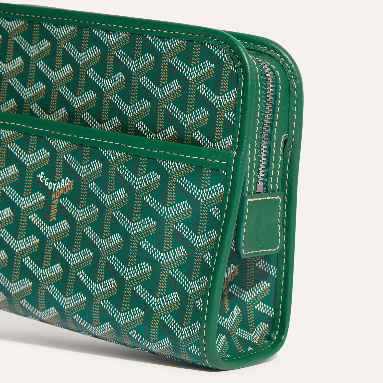 Goyard Jouvence Toiletry Bag PM Green, trousse de toilette verte en toile Goyardine avec détails en cuir, motif chevrons et fermeture zippée.