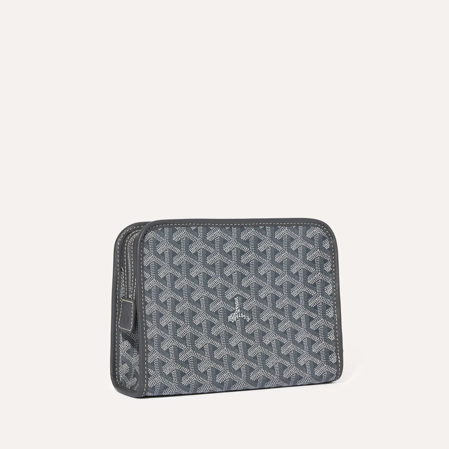 Goyard Jouvence Toiletry Bag MM Gray, trousse de toilette grise en toile Goyardine avec détails en cuir et fermeture zippée.