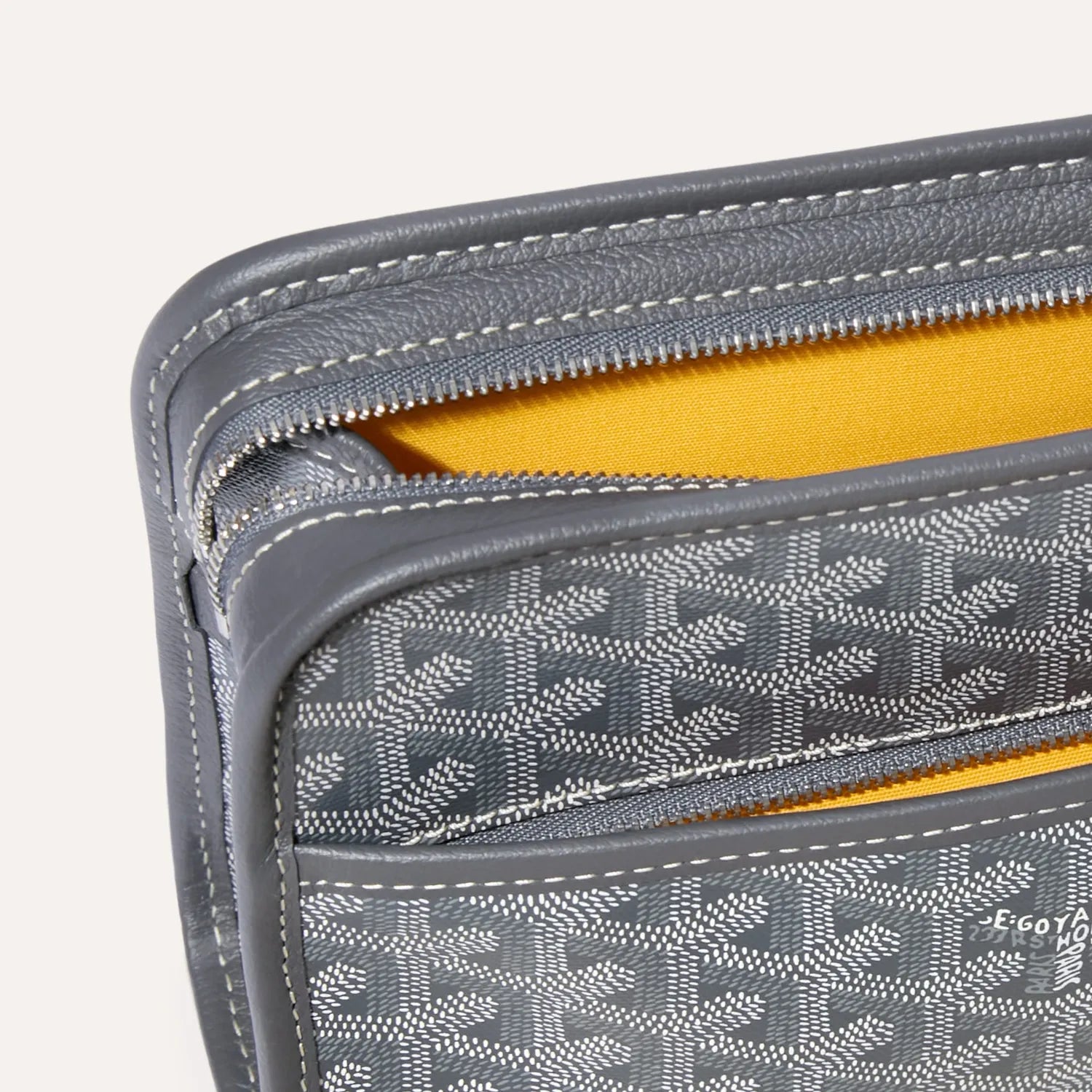 Goyard Jouvence Toiletry Bag MM Gray, trousse de toilette grise en toile Goyardine avec détails en cuir et fermeture zippée.