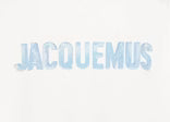 Vue zoomée sur les détails du Jacquemus Le T-shirt Gelo Pool Logo L/S T-shirt Print Ice Jacquemus White à manches longues, base blanche, col rond et imprimé graphique Pool Logo.
