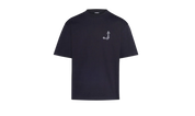 TEE SHIRT JACQUEMUS BLEU MARINE AVEC UN LOGO "J" EN FORME DE POISSON SUR LE COEUR ET UN GROS CADRE INSCRIT JACQUEMUS AU DOS DU TEE-SHIRT