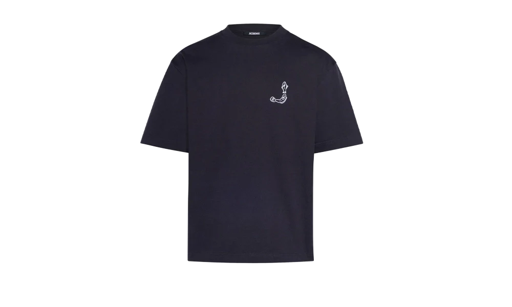 TEE SHIRT JACQUEMUS BLEU MARINE AVEC UN LOGO "J" EN FORME DE POISSON SUR LE COEUR ET UN GROS CADRE INSCRIT JACQUEMUS AU DOS DU TEE-SHIRT